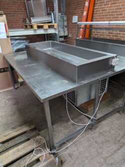 Stålbord med kølebrønd (ildpizza) brugt