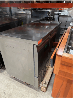 Kølebord med 3 låger og kompressor i bunden, brugt