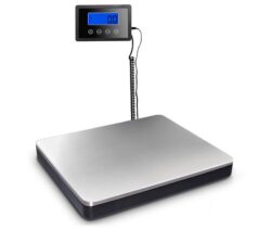 Vægt med stor platform 180 kg. i 50g intervaller. Måler 30x25,5x4 - display måler 12,8 x 1,5 cm. Kræver 2x AAA batterier
